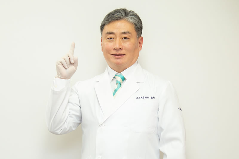 指を立てて説明している医師