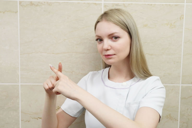 挙筋法で眼瞼下垂が生じるケースを説明する看護師