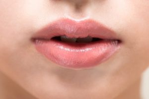 日本人女性の唇のアップ