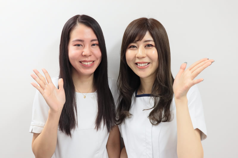 案内している看護師2人