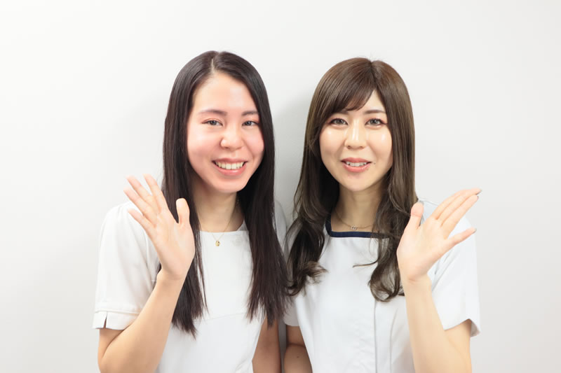 案内している看護師2人