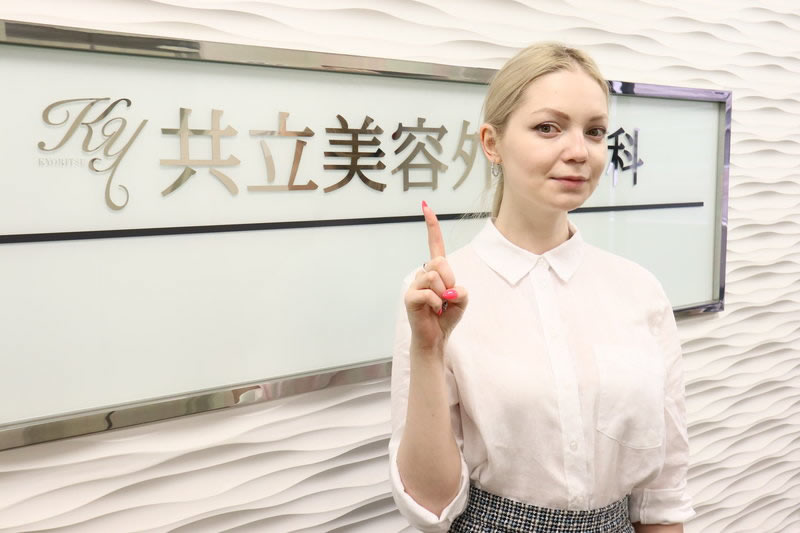 男性の更年期障害を説明する女性