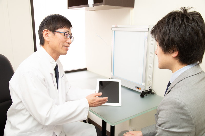 男性ホルモンについて患者に説明する医師