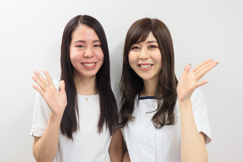 男性ホルモンについて説明する２人の看護師