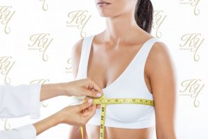 痩せている女性の胸を測る医師