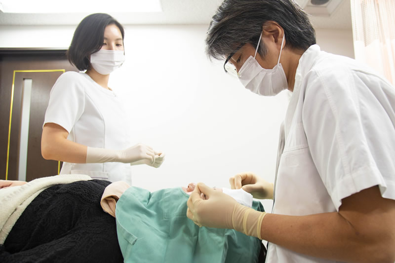 眼瞼下垂の手術をしているところ