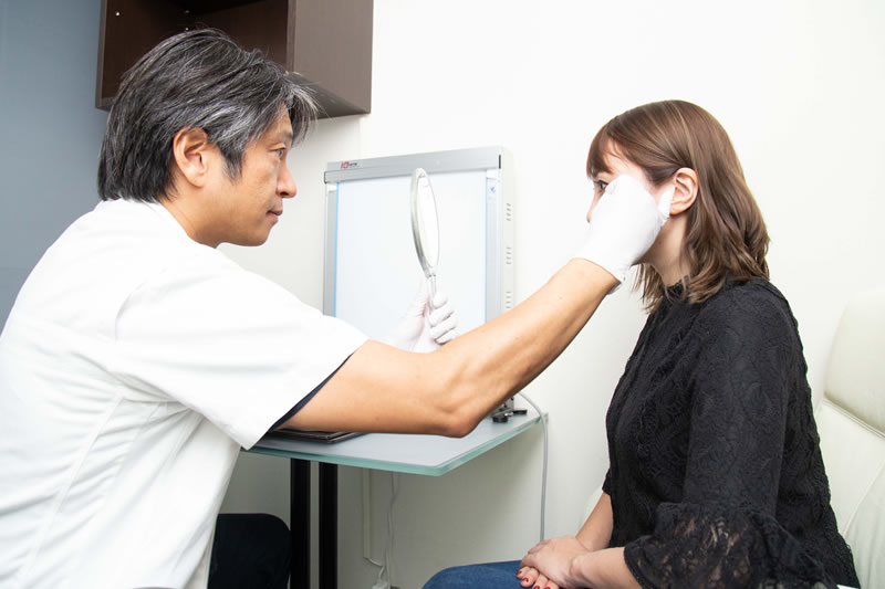 眼瞼下垂の診断をする医師