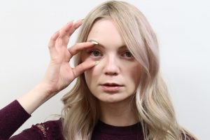 眼瞼下垂を気にする女性