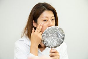 眼瞼下垂手術のダウンタイムを気にする女性