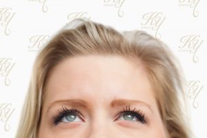 瞼の開きを気にする女性