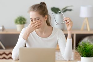 瞼板法をして眼瞼下垂に悩む女性