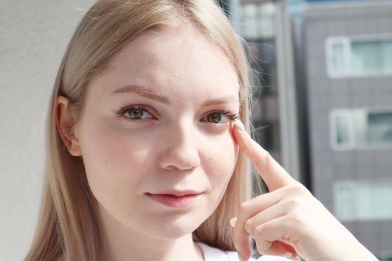 紫外線に当たる20代の女性