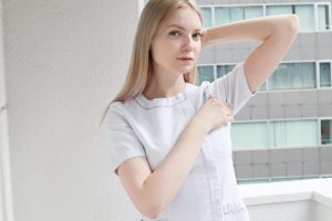 胸を強調する女性