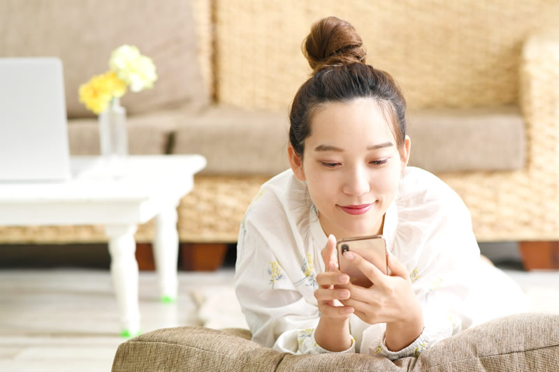 脂肪吸引の名医をスマフォで探す女性