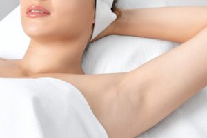 脇が綺麗な女性