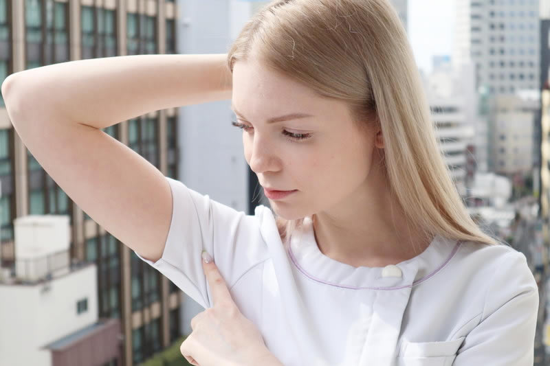 腋臭と多汗症の違いを説明する看護師