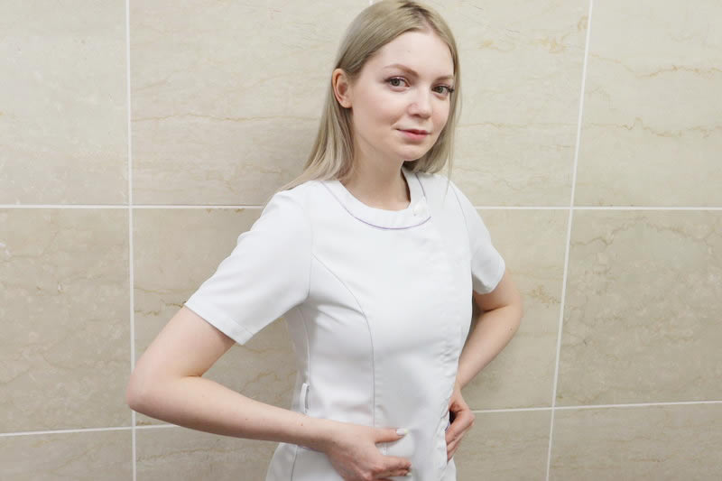 自分のお腹の脂肪をつまむ女性