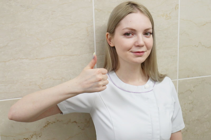 自力でテストステロンを増やす方法について説明する看護師