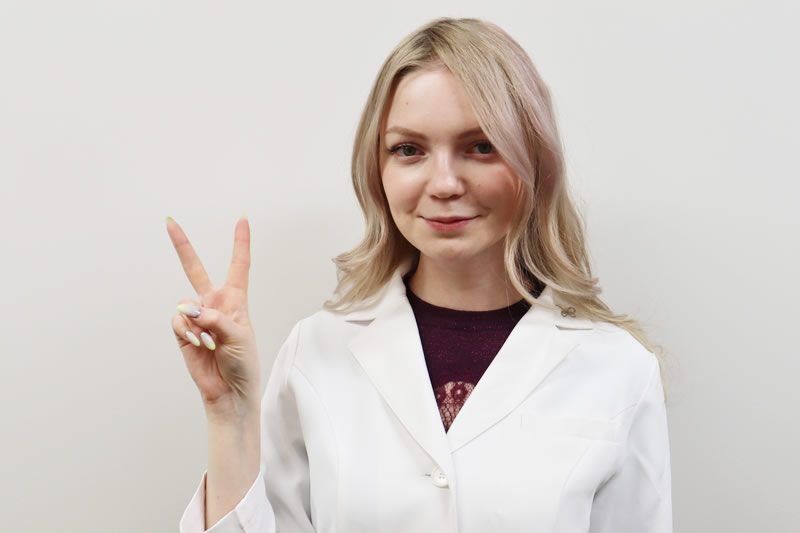 自然癒着法がおすすめの人を説明する女性