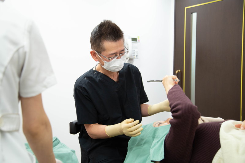 自然癒着法の手術をしている医師