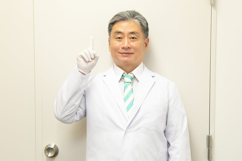 説明している美容外科医
