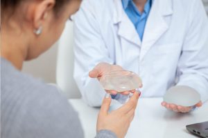 豊胸バッグを説明する医師