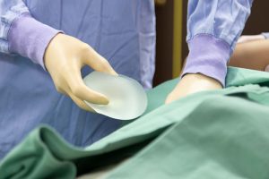 豊胸手術をしているところ