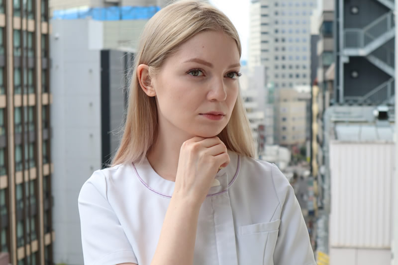 逆さまつげについて案内している女性