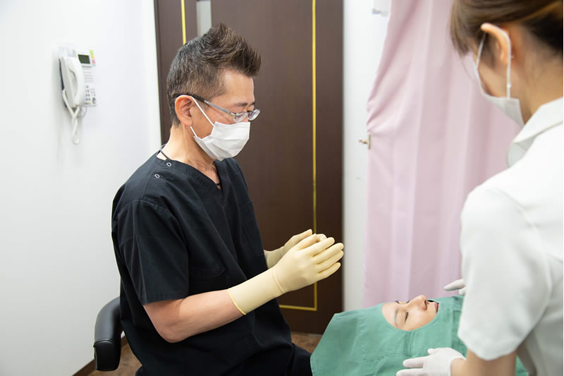 逆さまつげの手術をしている医師と患者と看護師