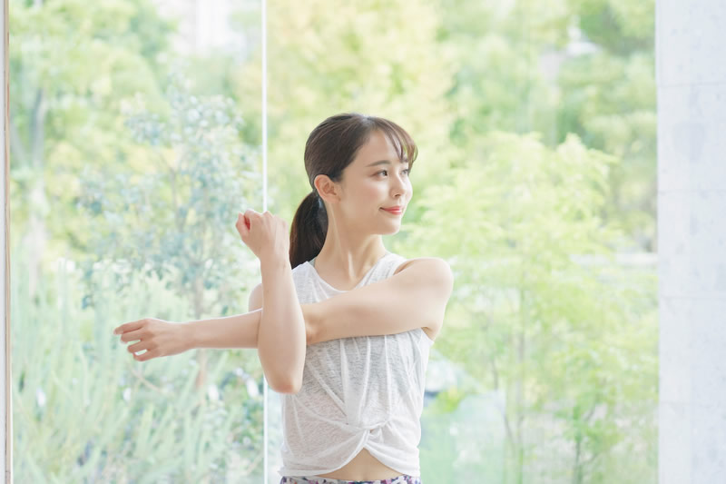 運動している女性