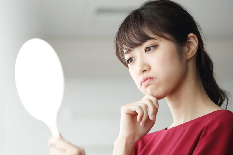 鏡を見ている女性
