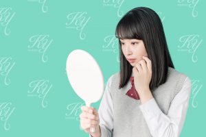 鏡を見る女子高生