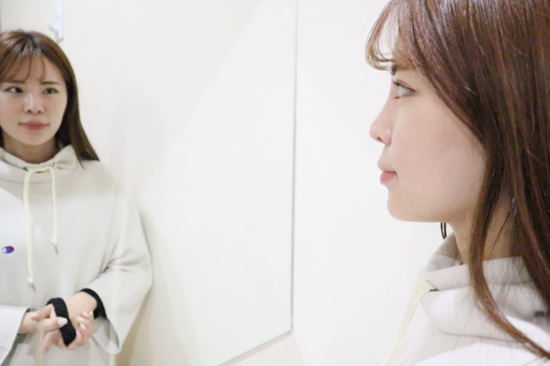鏡を見る女性