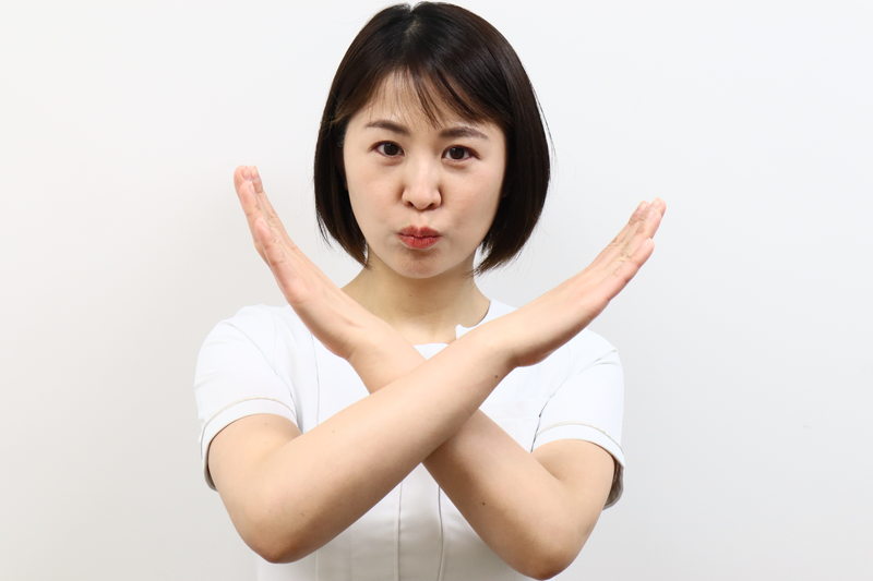 間違ったスキンケアの方法を説明する看護師