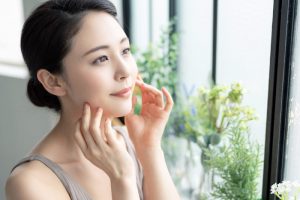 頬に手を当てている女性