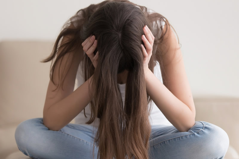 頭を抱える女性