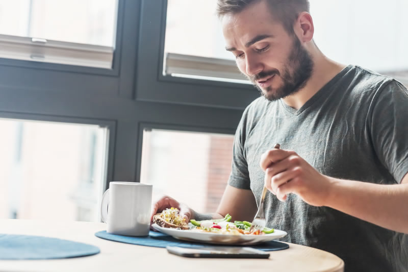食事をする男性