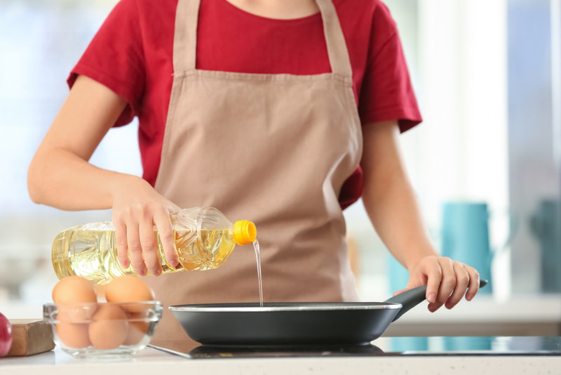 食用油をフライパンに入れているところ