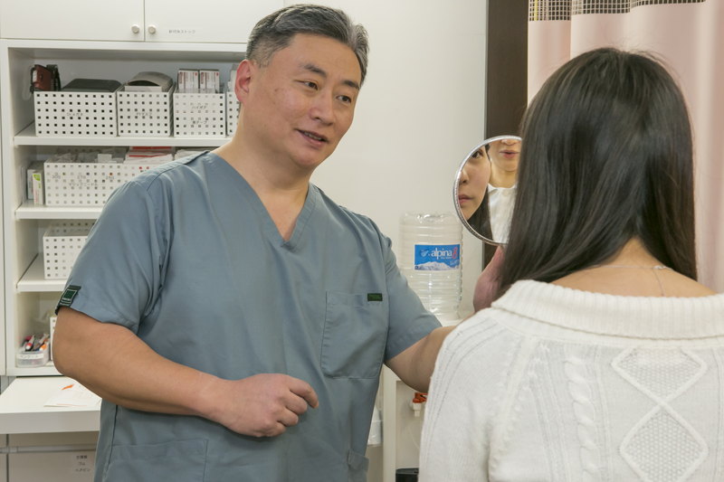 鼻尖縮小手術が終わって患者と話す医師