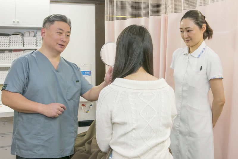 鼻尖縮小手術が終わって患者と話す医師