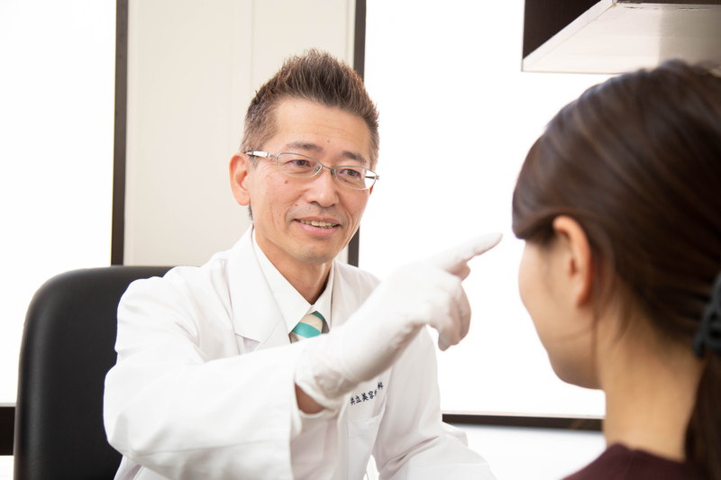 鼻尖縮小手術のカウンセリングをしている医師