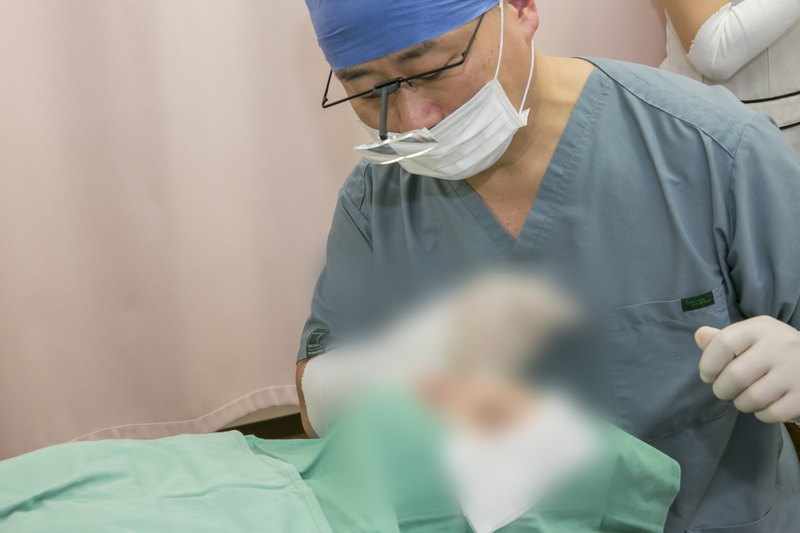 鼻尖縮小手術をしているところ