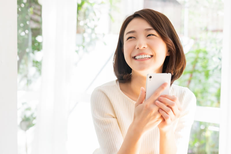 スマフォで鼻の名医を探す女性