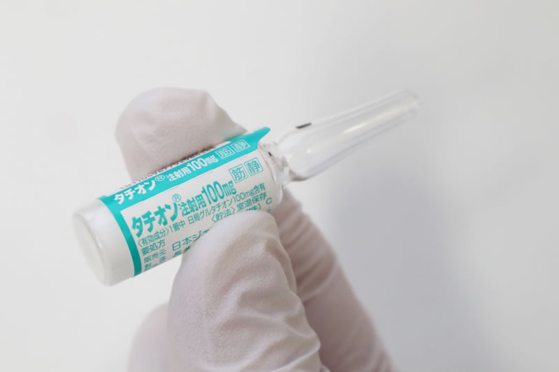 タチオンの製剤を手に持っているところ