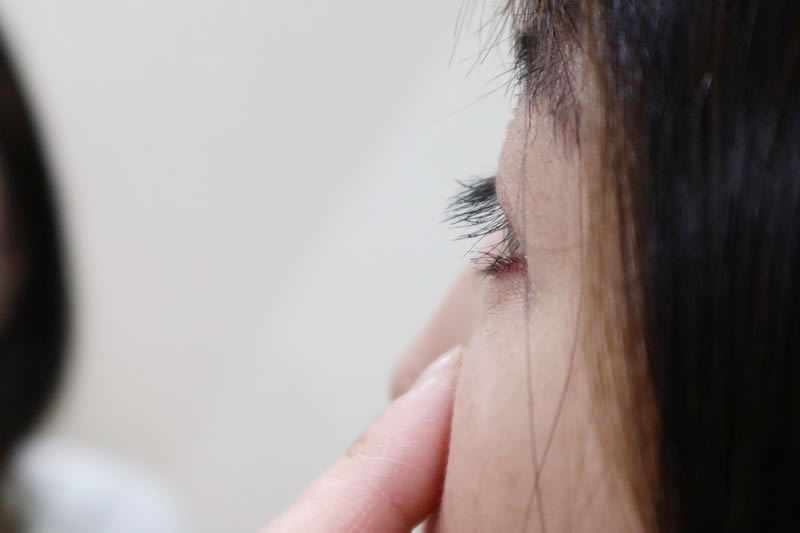 タレ目に近づけるマッサージをする女性