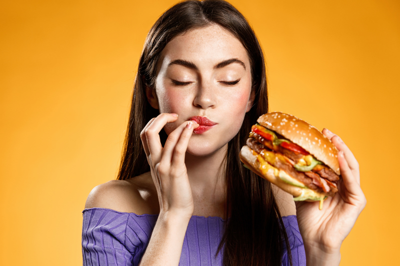 ハンバーガーを食べる女性