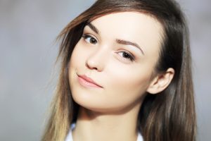 ハーフ顔の女性