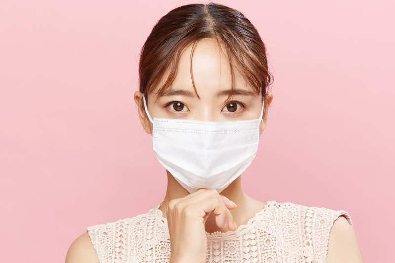 マスクをしている女性