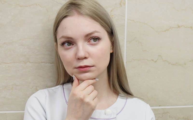マッサージピールの注意点を考える女性