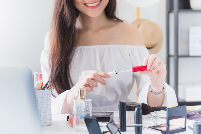 メイクしている女性